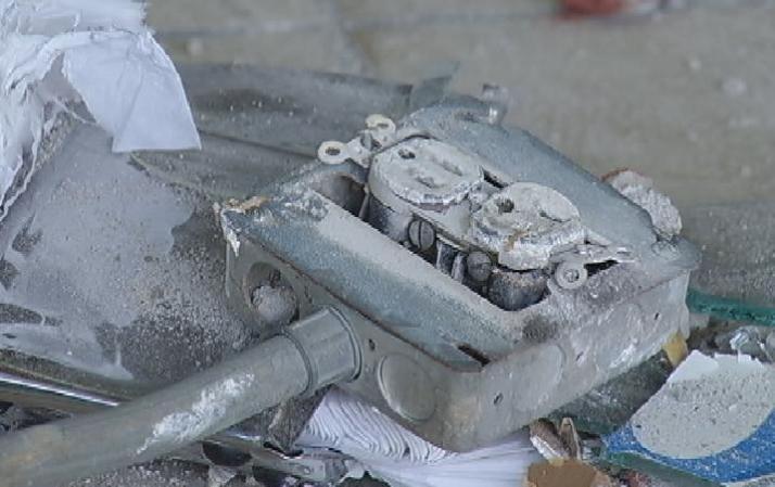 Daños causados por el auto que quedó empotrado en el restaurante.
