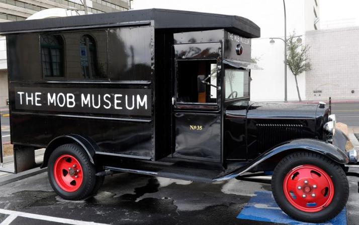 Las sorpresas comienzan en las afueras, donde hay aparcado un Ford de 1928, como el que usaban los criminales en ese entonces.