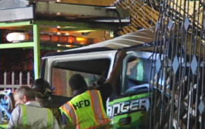Un hombre identificado como Ramón Lorido que robó un camión de remolque llevó a las autoridades en una persecución antes de chocar el camión en un edificio de apartamentos en Hialeah la madrugada del miércoles 7 de agosto del 2013.