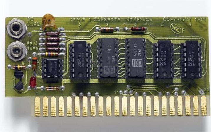 Otra de las partes del "Apple I" ofrecidas por la casa de subastas Sotheby's es un conector de casete.