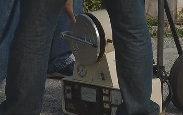 De allí sacaron una gran cantidad de equipo empleado para hacer trabajos dentales, incluida una silla para los pacientes.