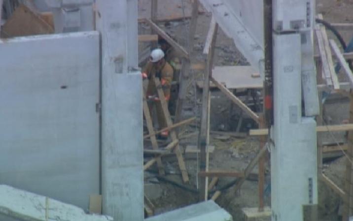 Imágenes tomadas desde el helicóptero deTelemundo 51 tras derrumbarse un garaje de varios pisos en el recinto del Miami-Dade College del Doral.