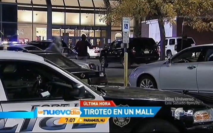 Cientos de agentes llegaron al centro comercial, el cual fue cerrado y un helicóptero de la Policía Estatal de Nueva Jersey aterrizó en el estacionamiento del centro comercial.