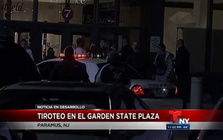 El centro comercial está en el Condado de Bergen, a unos 35 kilómetros (22 millas) al suroeste de Manhattan.