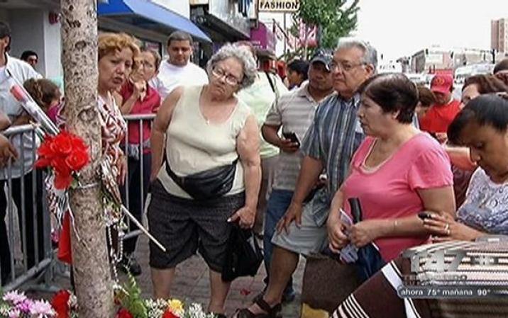 Otros miran de cerca la imagen para comprobar su autenticidad.