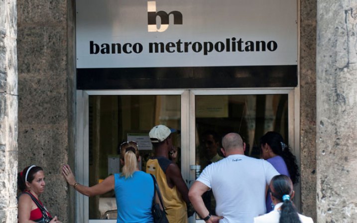 24 DE NOVIEMBRE, 2011: El gobierno decide autorizar a los bancos otorgar préstamos para financiar pequeñas empresas.