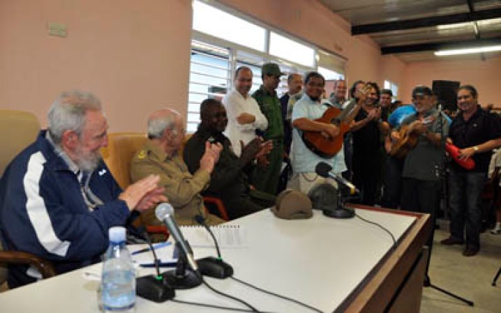Castro, de 86 años, aparece en esas imágenes con su ya habitual camisa de cuadros y chaqueta deportiva, dialogando con los niños.