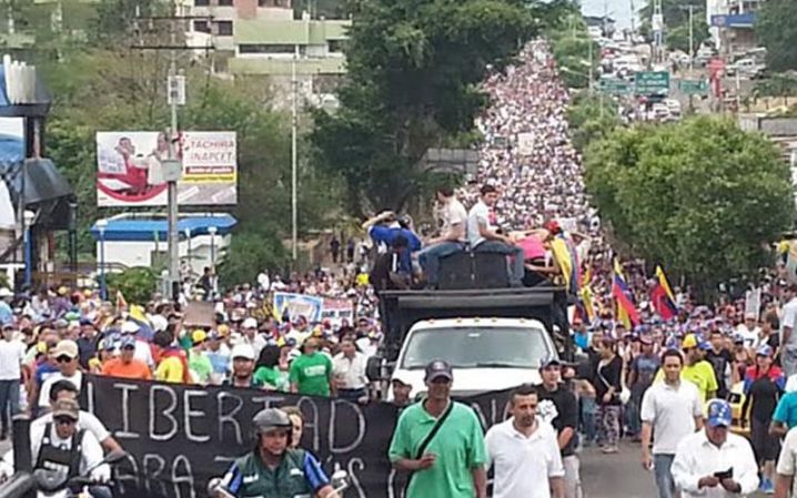 La gente de Táchira pide la renuncia de Maduro y le dan de plazo hasta el 12 de marzo o irán por él.
