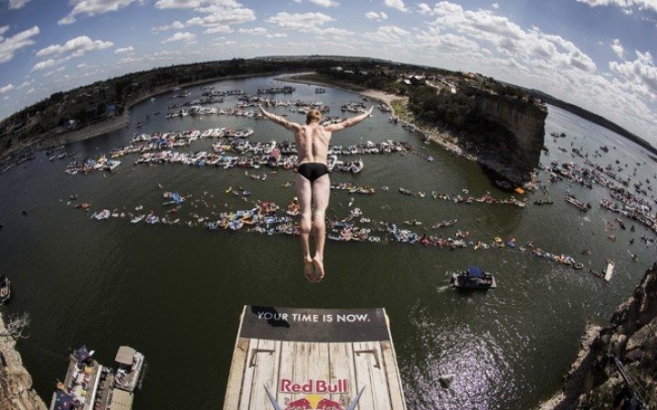 POSSUM KINGDOM LAKE, TEXAS Andy Jones hace un clavado desde una plataforma de 28 metros de altura.