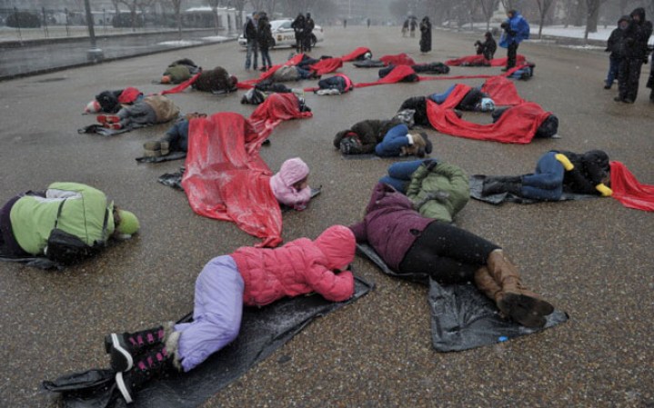 Activistas contra el aborto protestas acostados en el piso en la Avenida Pensilvania, al frente de la Casa Blanca, en Washington, D.C.