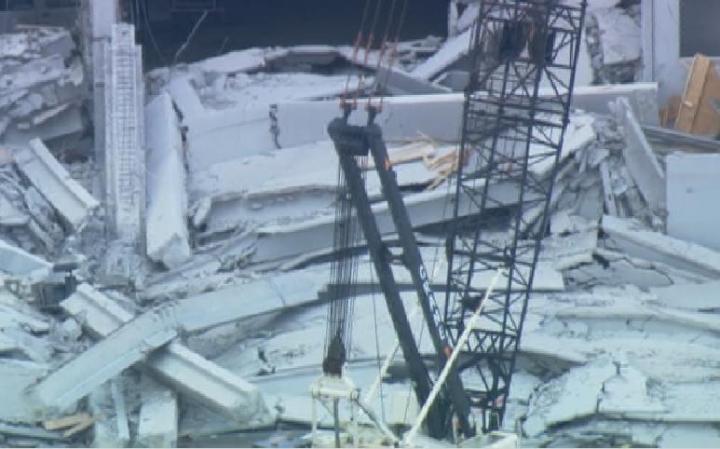Imágenes tomadas desde el helicóptero deTelemundo 51 tras derrumbarse un garaje de varios pisos en el recinto del Miami-Dade College del Doral.