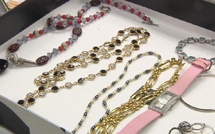La policía busca a los propietarios de estos objetos robados en casas de Miami, Miami Beach y el condado de Collier. Se pide a quien tenga información sobre estos casos que llame al 305-279-6929 o al 305-471-2800.