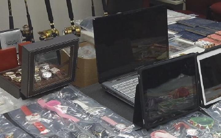 La policía busca a los propietarios de estos objetos robados en casas de Miami, Miami Beach y el condado de Collier.
