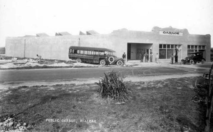 Estacionamiento público en una fotografía tomada en 1922.