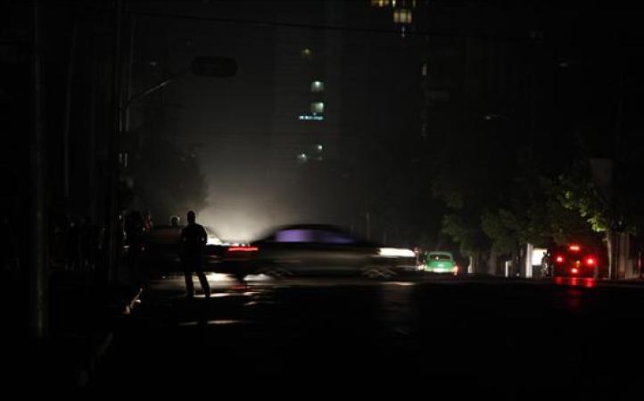 9 DE SEPTIEMBRE, 2012: Millones en la isla se quedan sin luz durante varias horas al producirse un apagón masivo.