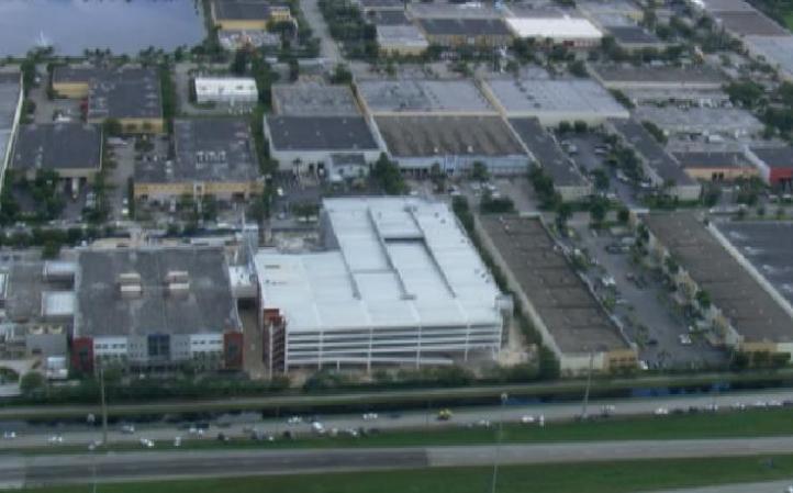 Imágenes tomadas desde el helicóptero deTelemundo 51 tras derrumbarse un garaje de varios pisos en el recinto del Miami-Dade College del Doral