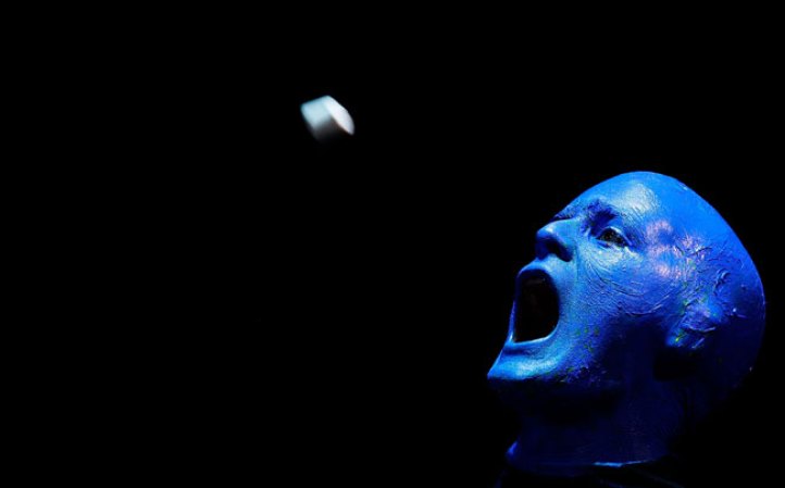14 DE AGOSTO, 2014: Un miembro del Blue Man Group asombra a todos durante una rueda de prensa sobre el show en Sydney, Australia.
