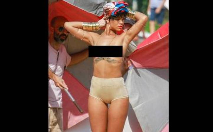 En varias fotos Rihanna aparece sin la parte superior de su bikini, mientras que en otras sus manos cubrían su cuerpo.