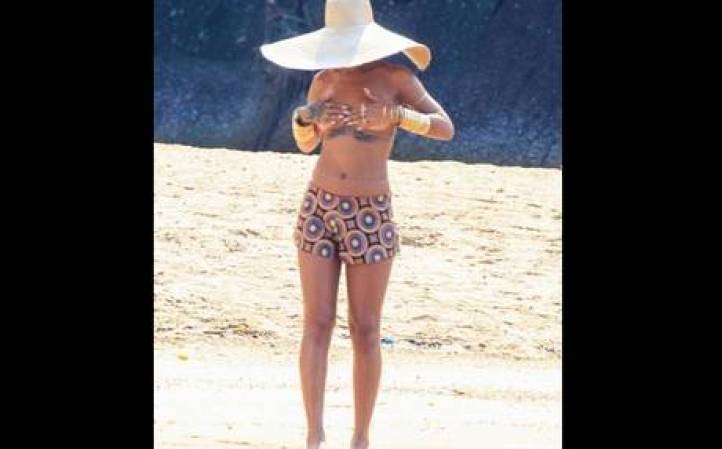 En varias fotos Rihanna aparece sin la parte superior de su bikini, mientras que en otras sus manos cubrían su cuerpo.