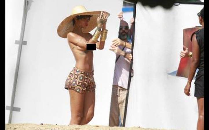 En varias fotos Rihanna aparece sin la parte superior de su bikini, mientras que en otras sus manos cubrían su cuerpo.