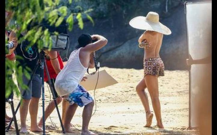 En varias fotos Rihanna aparece sin la parte superior de su bikini, mientras que en otras sus manos cubrían su cuerpo.