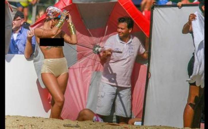 En varias fotos Rihanna aparece sin la parte superior de su bikini, mientras que en otras sus manos cubrían su cuerpo.