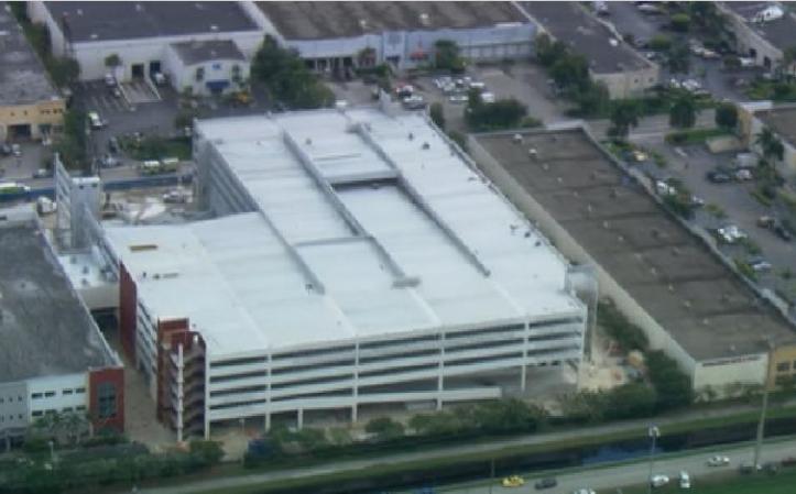 Imágenes tomadas desde el helicóptero deTelemundo 51 tras derrumbarse un garaje de varios pisos en el recinto del Miami-Dade College del Doral