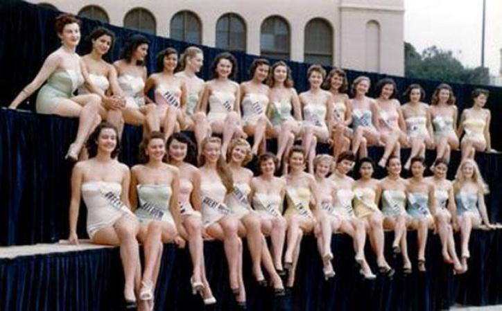 Las candidaras luciendo felices los modelos más hot de aquella época.