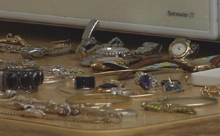 La policía busca a los propietarios de estos objetos robados en casas de Miami, Miami Beach y el condado de Collier.