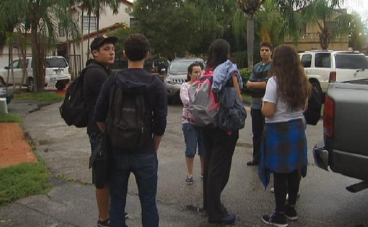 Muchos de sus ex compañeros de escuela secundaria han viajado al norte.