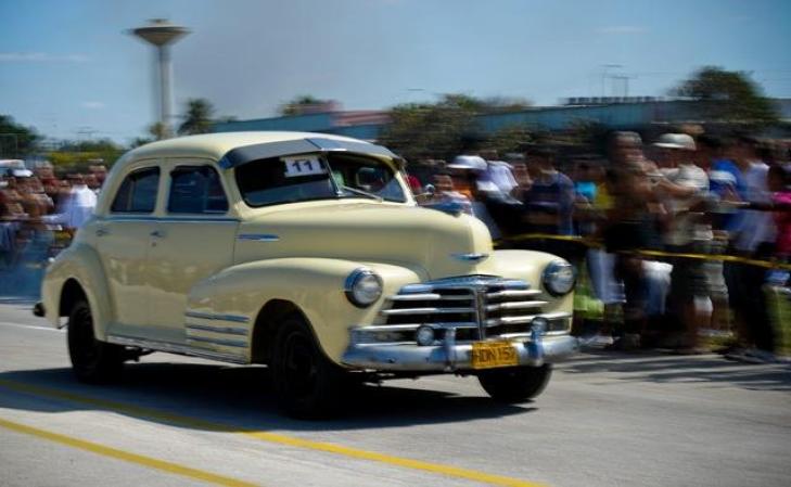 30 DE ENERO, 2011: Carrera de autos antiguos en La Habana.