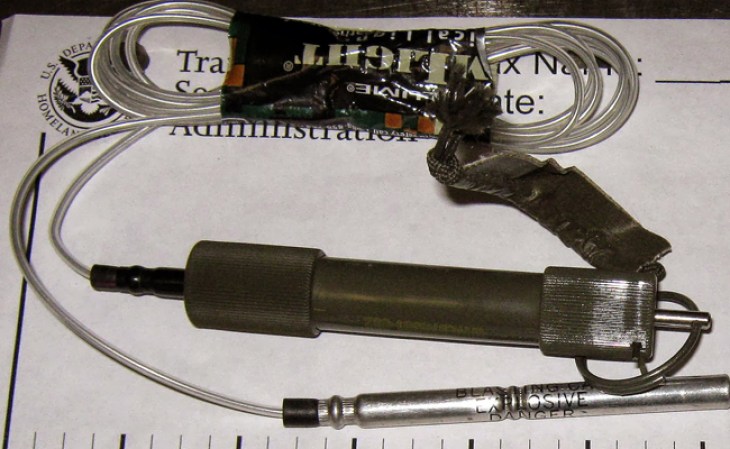 Las armas, explosivos y réplicas en estas fotos fueron incautados por la Administración de Seguridad del Transporte (TSA) durante diversos chequeos en distintos aeropuertos de EEUU.