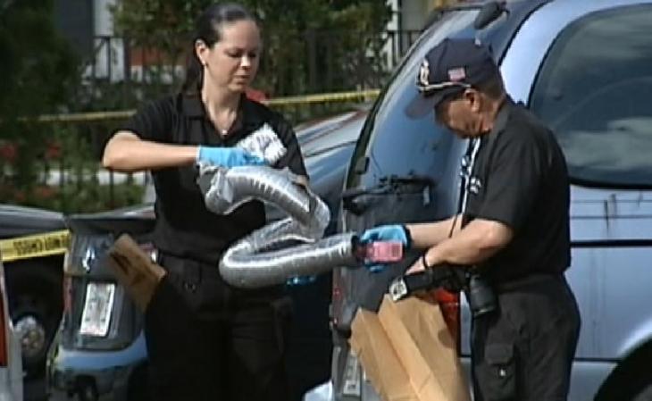 La policía se lleva el tubo, como evidencia.