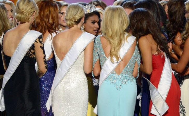 Miss New York, Nina Davuluri, junto a las concursantes.