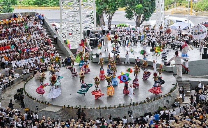 La Guelaguetza constituye un acontecimiento en el que participa todo el pueblo, sin distinción de estatus social.