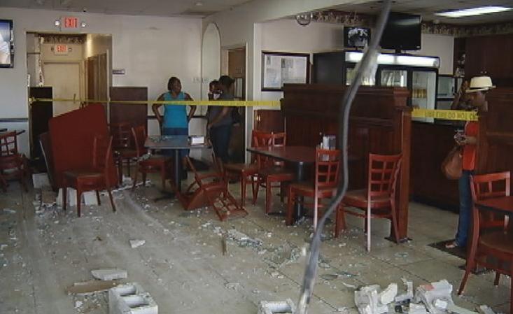 Daños causados por el auto que quedó empotrado en el restaurante.