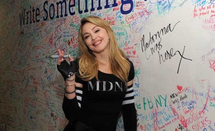 Madonna se lleva muy bien con los pies, e incluso plasmó esa realidad en la portada de su disco 'Erótica', donde aparecía chupándole un pie a la modelo Naomi Capbell.