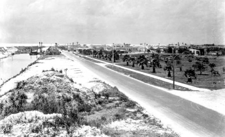 En esta foto de 1924, viendo hacia el oeste, se aprecia el County Road, que corre paralela al Miami Canal.
