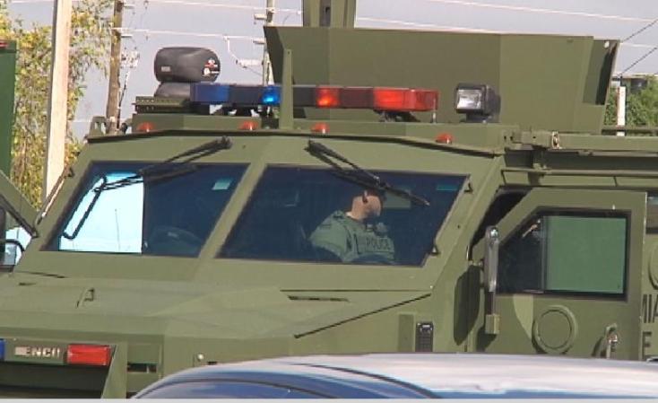 Fotos de la búsqueda en el sur de Miami-Dade de un hombre que según la policía disparó contra una mujer sargento.