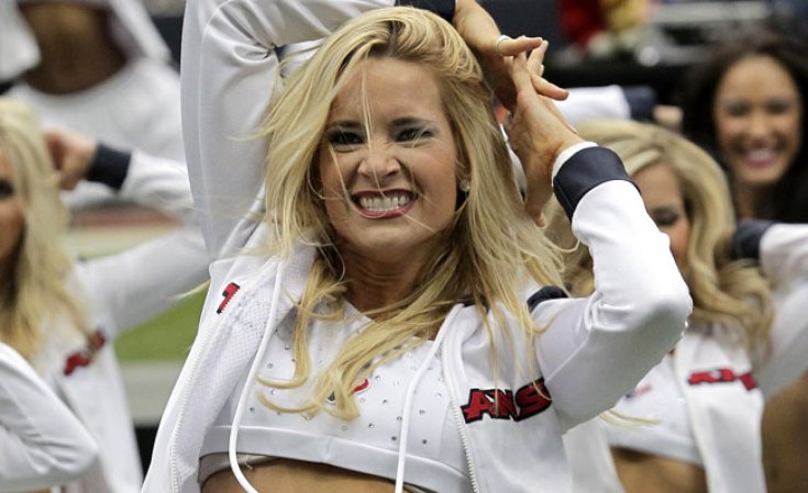 Las porristas de la NFL y del "football" universitario asombran con su belleza y su energía.