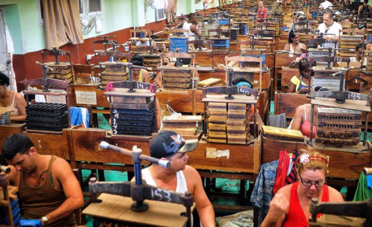 1 DE MARZO, 2011: Empleados de la fábrica de tabaco La Corona.