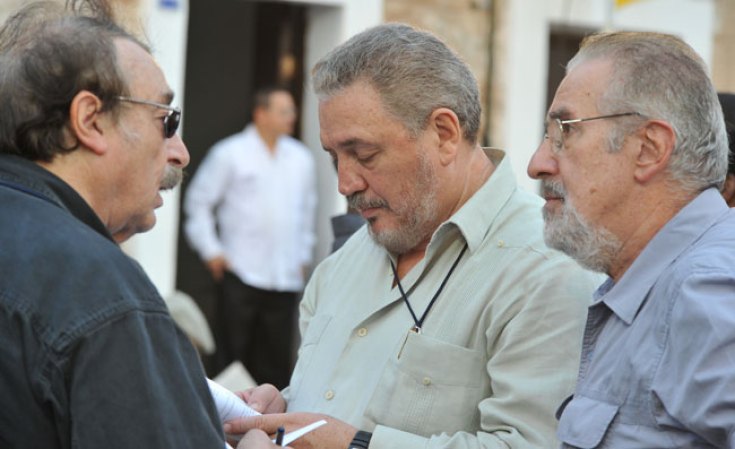 9 DE FEBRERO, 2012: El hijo de Fidel Castro, Fidel Castro Díaz-Balart (centro) participa en un evento de la Feria del Libro de La Habana junto con el periodista español Ignacio Ramonet (izquierda) y el escritor argentino Atilio Boron.