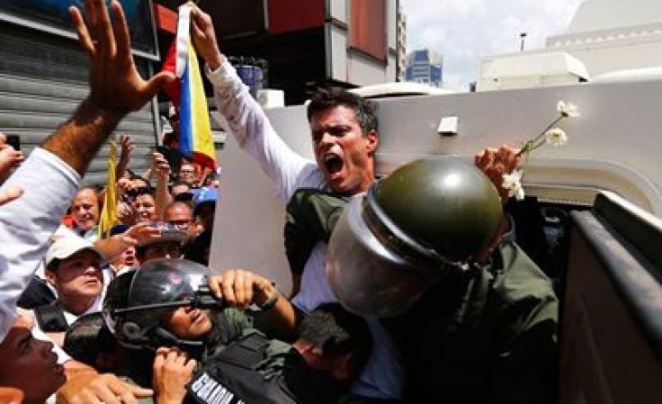 Lopez arrestado a empujones por la guardia nacional.