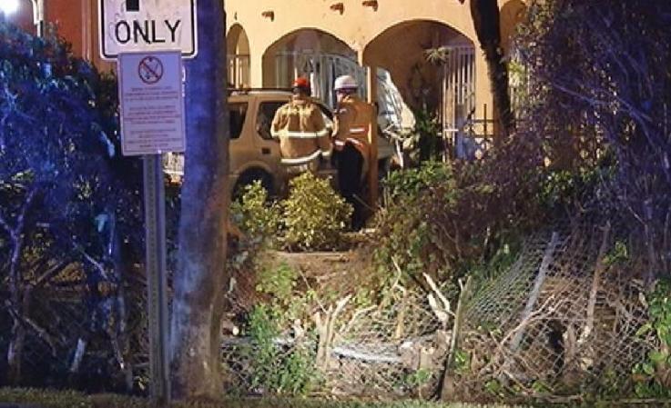 El choque ocurrió mientras los dueños de la vivienda se encontraban en el interior de la residencia.