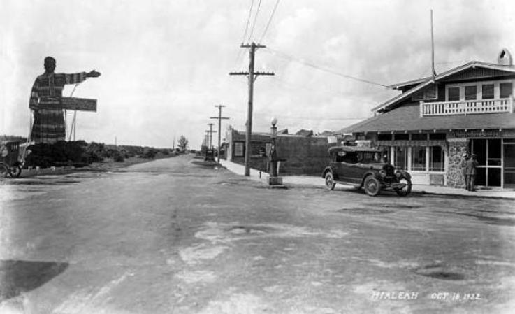 El nombre Hialeah proviene de la palabra Calusa que significa "hermoso valle", como podemos ver en este letrero de 1921 en el que se daba la bienvenida al visitante en la intersección de County Road, ahora Okeechobee Road, y 1st Street. Se cree que el edificio pertenece a la compañía de bienes raíces que desarrolló la zona.
