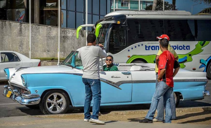 15 DE MARZO: El lujo y la poma poco a poco van apareciendo en la sociedad cubana después de medio siglo de igualitarismo y austeridad, traído sobre las reformas económicas del presidente cubano Raúl Castro.