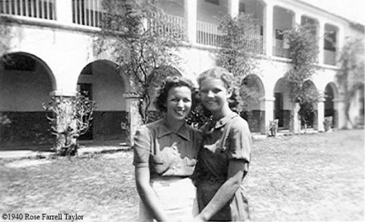Esta imagen nos muestra a Rose Farrell Taylor frente a Hialeah Junior High en la década de los 40.