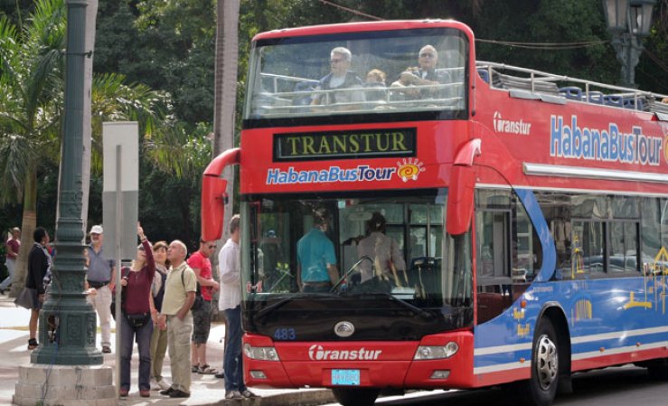 19 DE DICIEMBRE, 2012: El invierno es temporada alta para el turismo en Cuba, y los tours en autobús por La Habana son para muchos parte obligada de la visita.