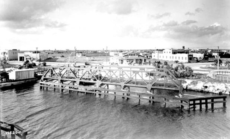 En 1924 se construía un puente sobre el Miami Canal.
