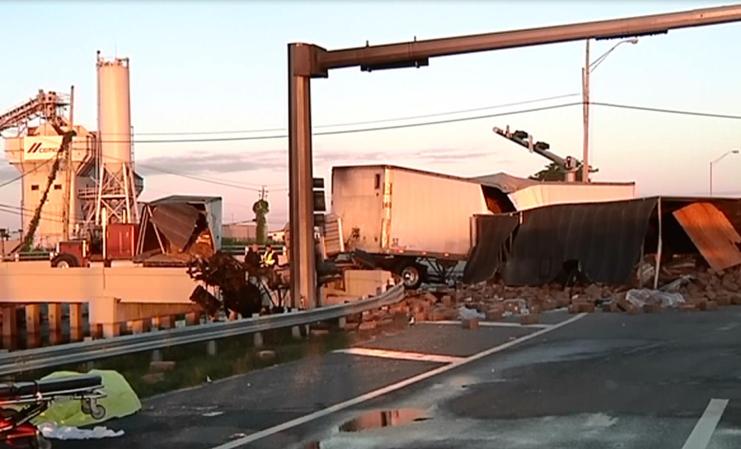Imágenes de un accidente entre dos camiones ocurrido en Okeechobee Road.